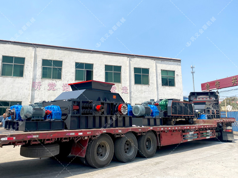 1200*1200雙齒輥破碎機，兩臺900*900軌道移動雙齒輥破碎機發(fā)往云南