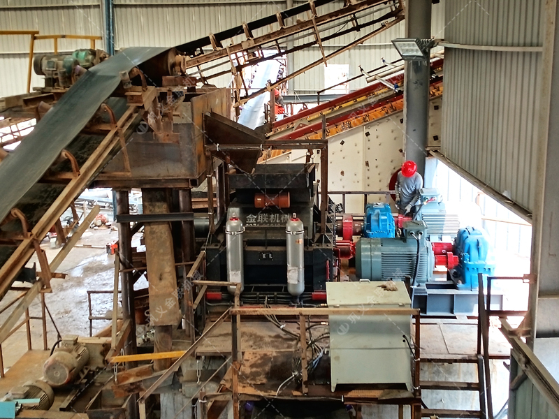 硅礦石對輥制砂機：180噸/時高效能，如何選擇實力廠家是關(guān)鍵