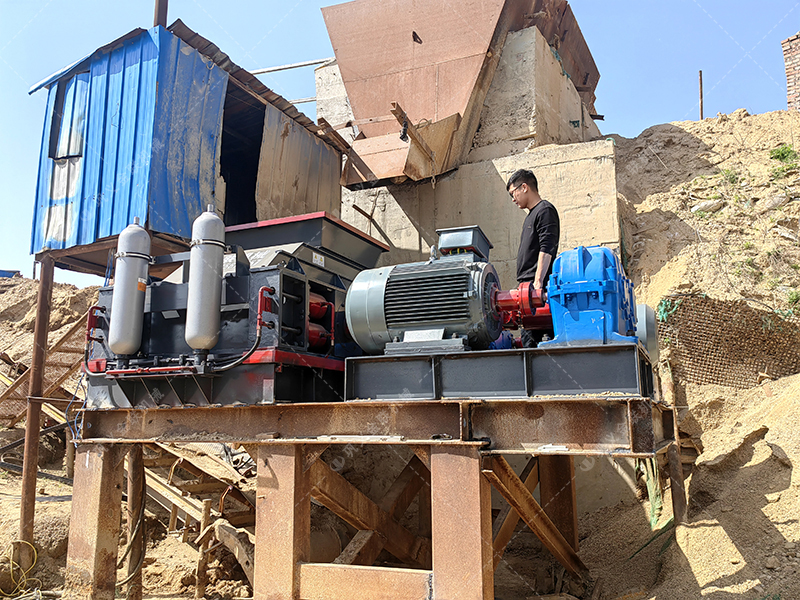 青石制砂難題多？對(duì)輥破碎機(jī)如何輕松應(yīng)對(duì)？